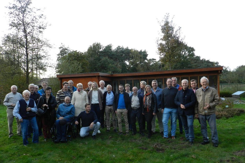 Leden van de imkergilde, het gemeentebestuur van Rijkevorsel en familieleden van voorzitter Jef Lauryssen bewaren samen met Kempens Landschap de toekomst van De Raam.