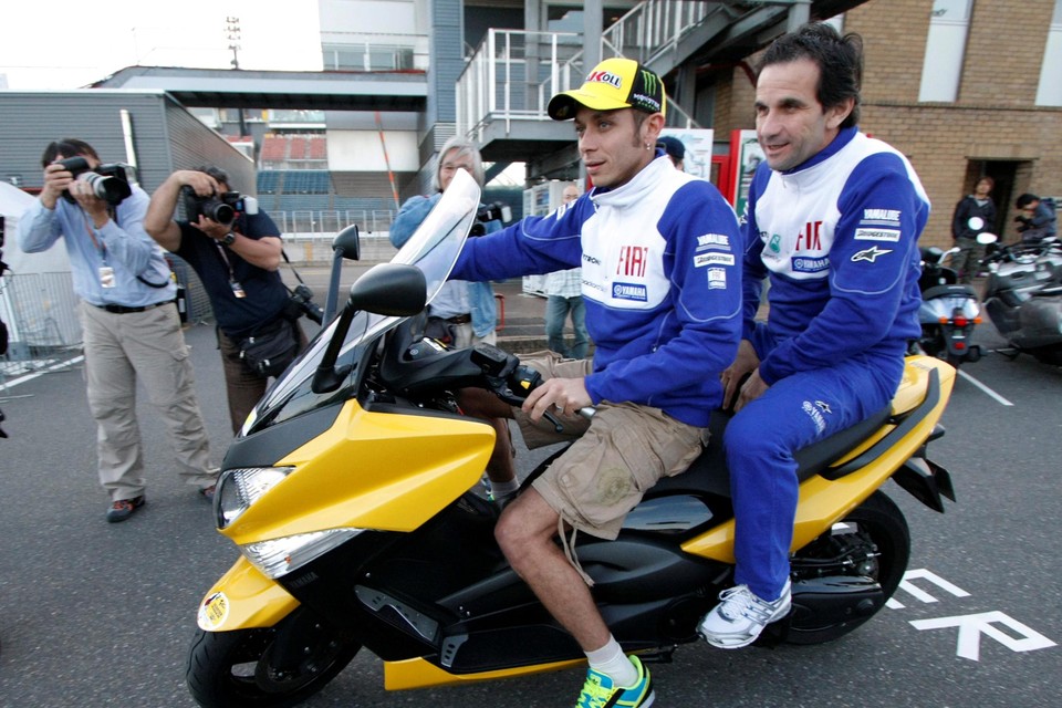 Brivio, achterop bij Valentino Rossi.