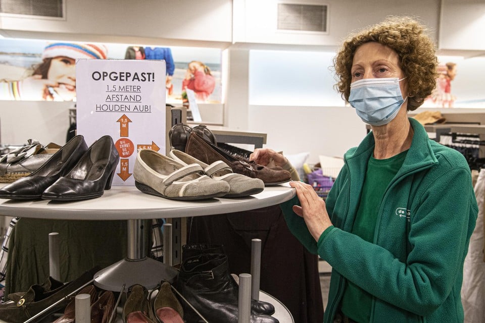 Nicole zorgt dat de kledingafdeling van de Kringwinkel piekfijn in orde is voor de eerste klanten arriveren.