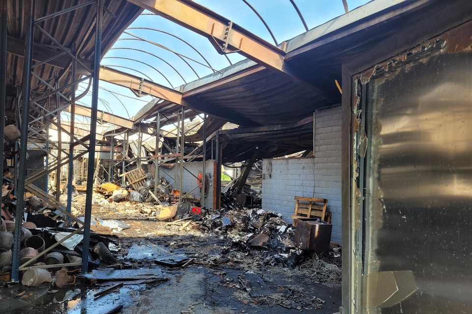 Het desastreuze beeld van het uitgebrande magazijn.