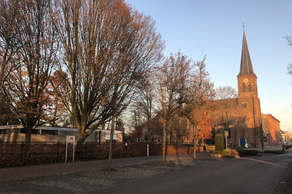 De pastorie links verdwijnt voor het nieuwe administratief centrum dat aansluit op de kerk.