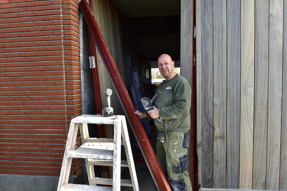 Wim Van Campenhout was op het moment van de feiten niet thuis. De ochtend daarop herstelt hij zijn garagepoort.  