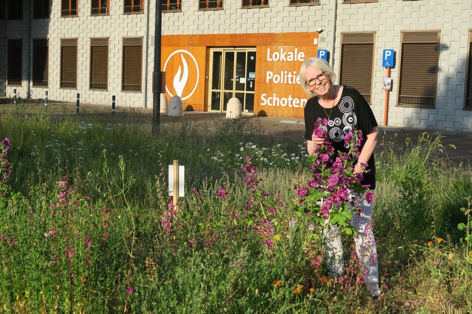 Magda bij één van haar stokrozen.