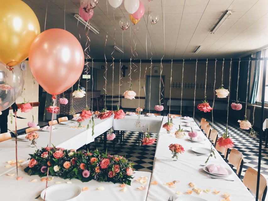 Bloemendecoratie van Tout en Fleurs op en feestje. De ballonnen verzorgt Davina dan ook meteen in bijpassende kleuren.