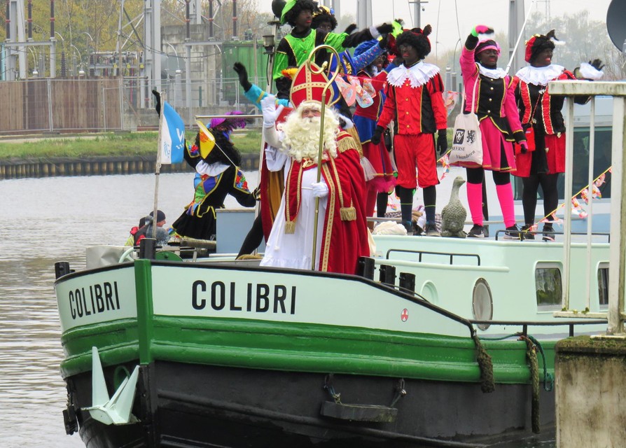Sinterklaas en zijn gezelschap meerden zaterdag met een boot aan in Beerse. 