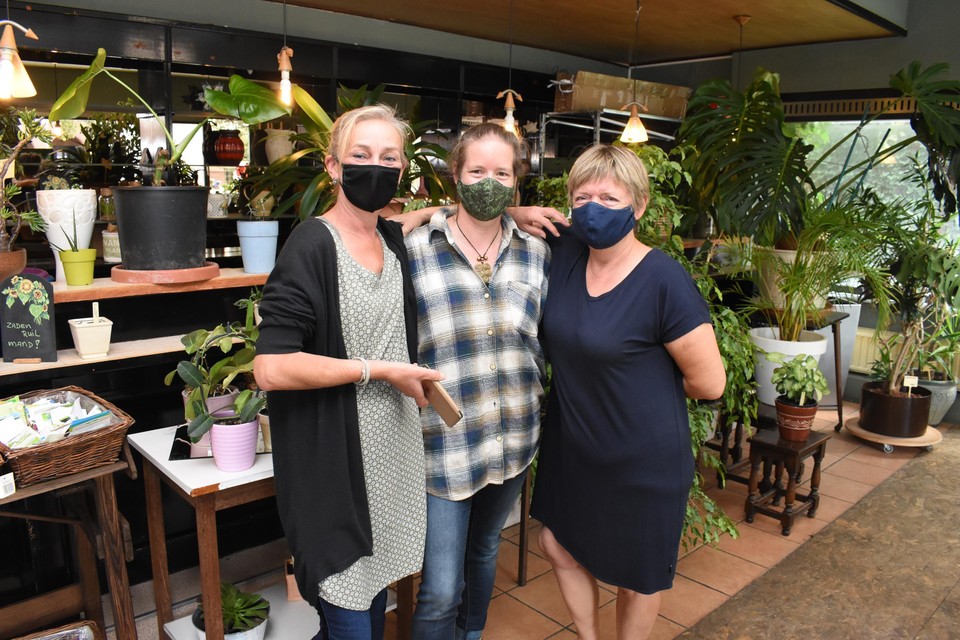 Enkele vrijwilligers van Pimpernieuw op de nieuwe locatie.