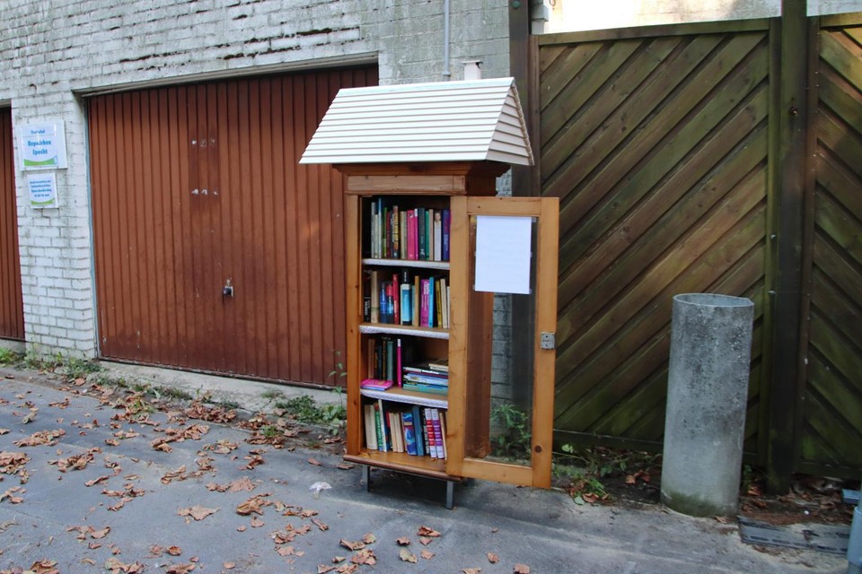 De boekenruilkast kreeg een plaats naast de Repairbox. 