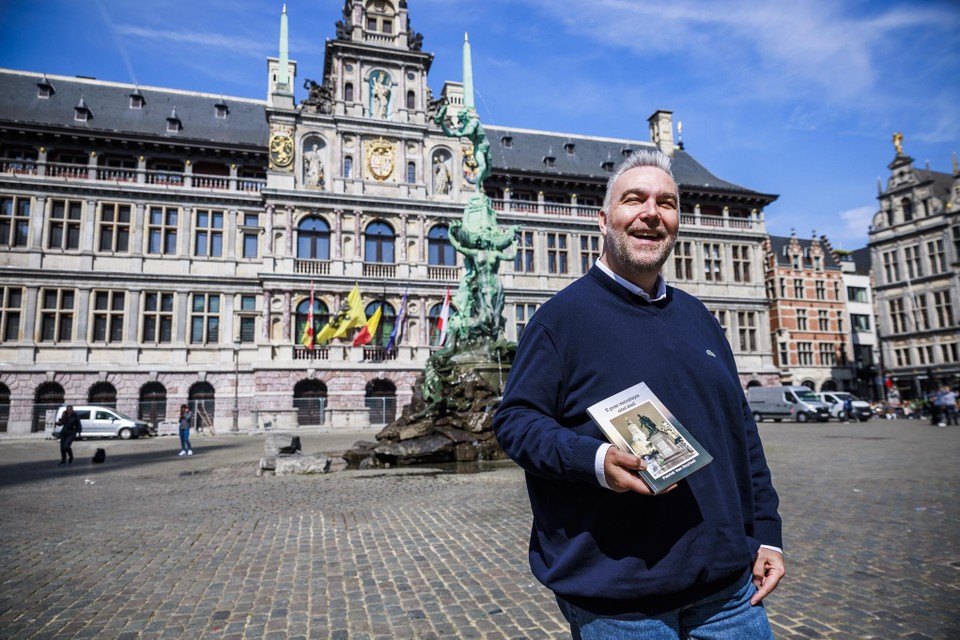 Dialectgids Patrick Van Ouytsel op de Grote Markt.