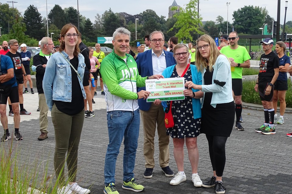 De cheque-uitreiking.