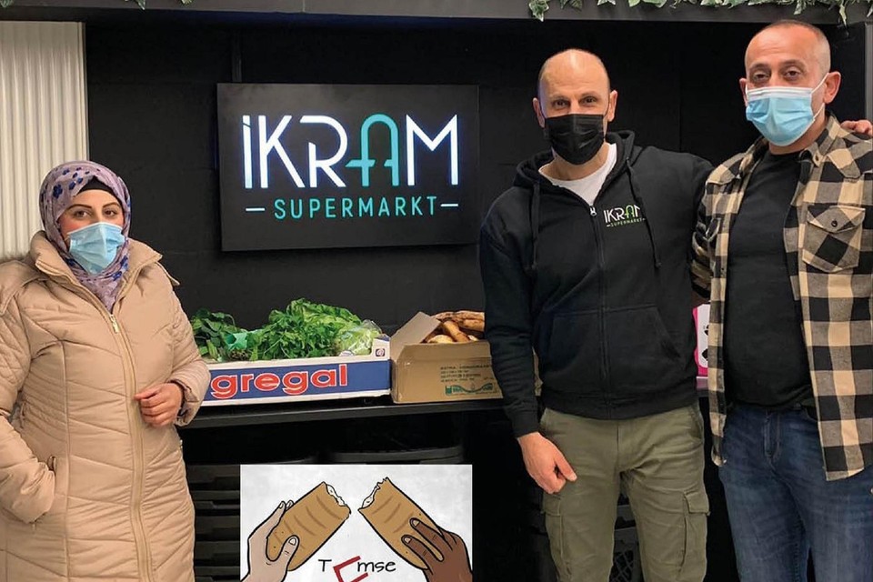 “In plaats van groenten en fruit na enkele dagen weg te gooien, dachten we dat het beter zou zijn om die weg te schenken”, zegt supermarktgerant Ismail Kaya (rechts).