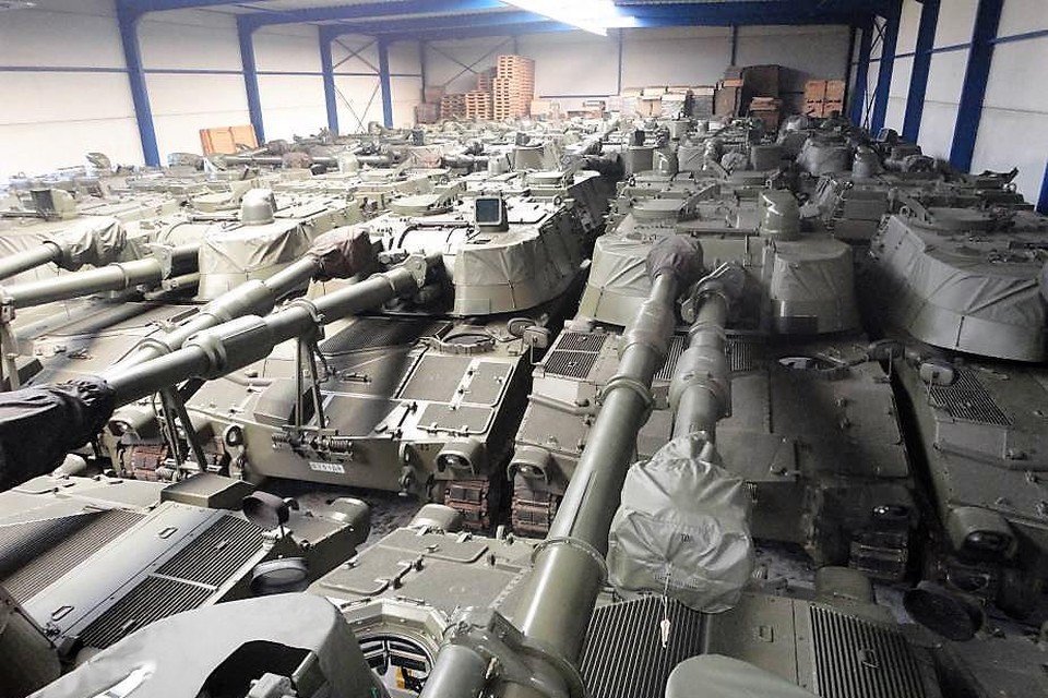 De firma FTS kocht in 2015 64 pantserhouwitsers op van de Belgische Defensie en stalde ze in een hangar in Tisselt (Willebroek). 38 stuks werden niet veel later verkocht aan Indonesië. In juni vorig jaar kocht Groot-Brittannië “meer dan twintig” andere tanks, om ze vervolgens aan Oekraïne te leveren.