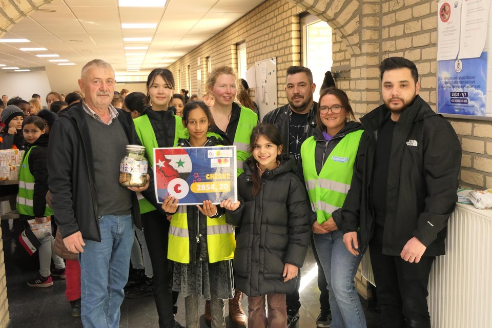 De kinderen overhandigden vrijdag een cheque aan de vrijwilligers van de moskee.