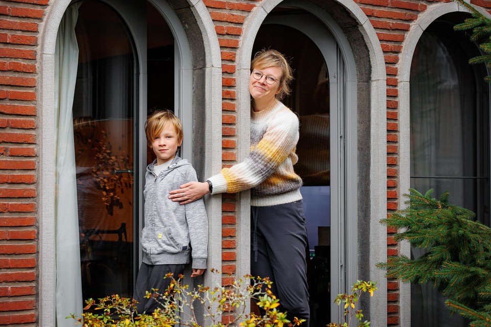 Liesbet Aelvoet uit Mechelen met haar 7-jarige zoon. 