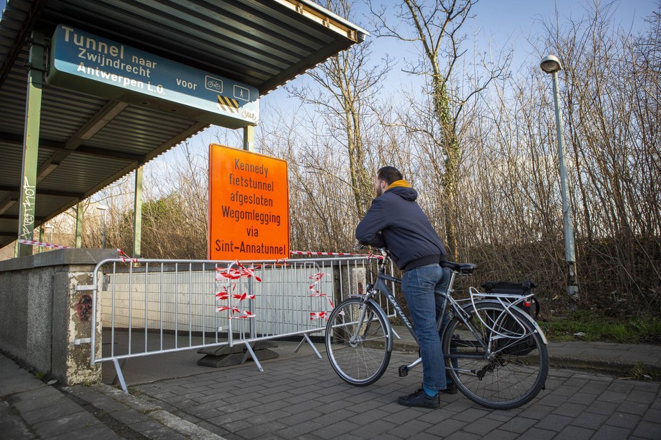 Michiel checkt even wanneer de werken erop zitten.