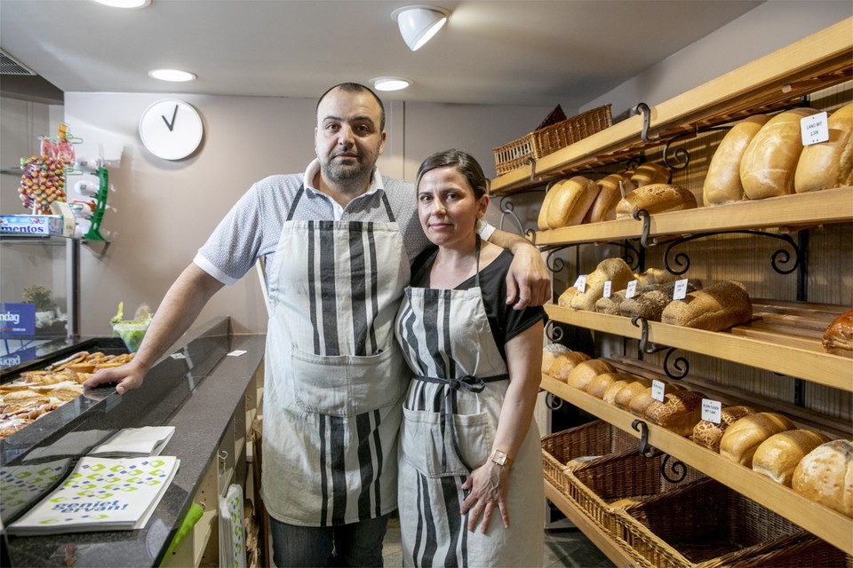 Bahman Heydari en zijn vrouw Resmije in hun florissante broodjeszaak aan het station in Herentals. 
