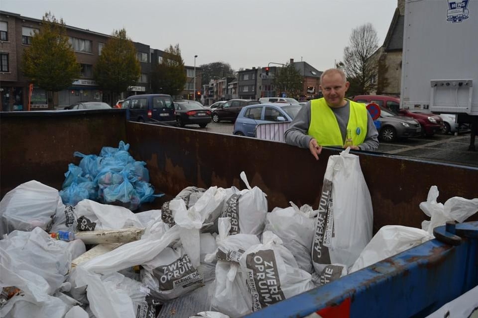 Schepen Tom Covens bij de oogst van een eerdere zwerfvuilactie in Nijlen.