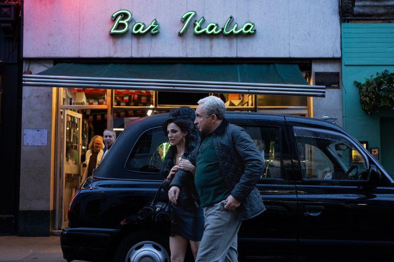 Amy Winehouse (Marisa Abela) en haar vader Mitch (Eddie Marsan) in ‘Back to black’.