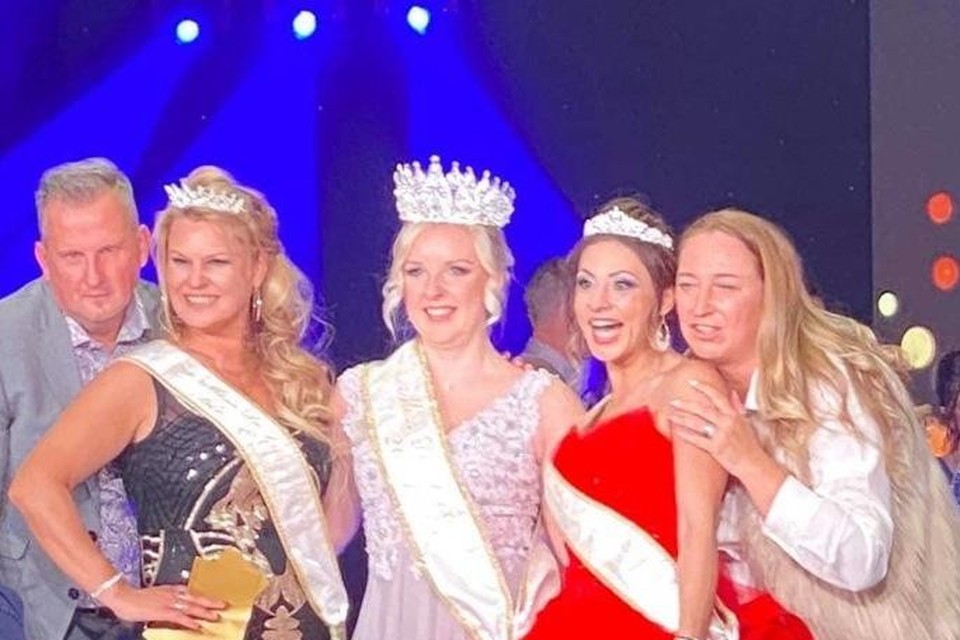 De Nieuwe Miss De Luxe 2021 Britt Marien, samen met de eredames en de organisatoren.