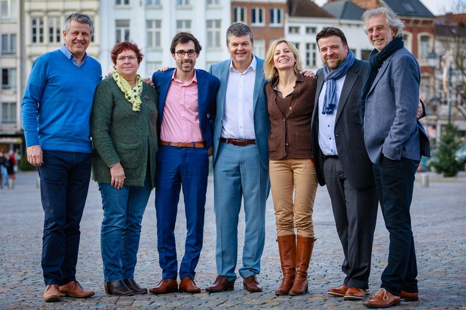 Kristof Calvo en Bart Somers met de andere mandatarissen van de Mechelse stadslijst, die een kopie is van de succesformule uit 2012. 