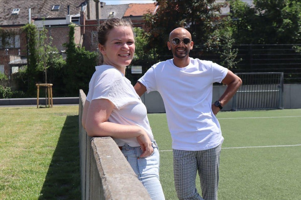 Moving Ground-coördinator Evelyne Van Hecke en schepen Abdrahman Labsir aan Sporthal Donkerlei.