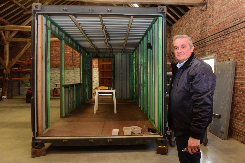 Marc Van Gils in het atelier van Liv-art, waar een container wordt omgebouwd tot kantoorruimte. 