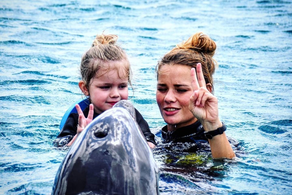 Collette en de dolfijnentherapeute drie jaar geleden in Curaçao. 