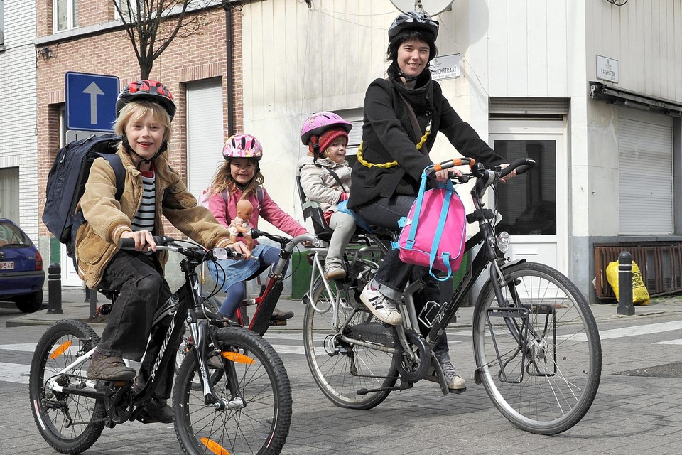 Ouders vinden de schoolomgeving te onveilig om hun kinderen met de fiets naar school te brengen.