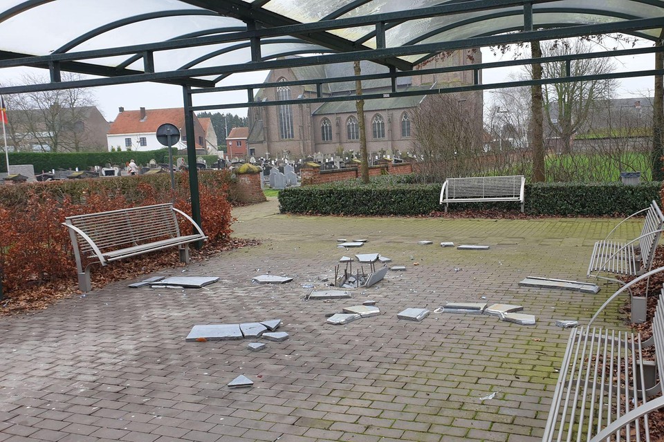 In Poppel vernielden vermoedelijk dezelfde hangjongeren de zuil op de afscheidsplek van de begraafplaats en het raam van een bushokje.
