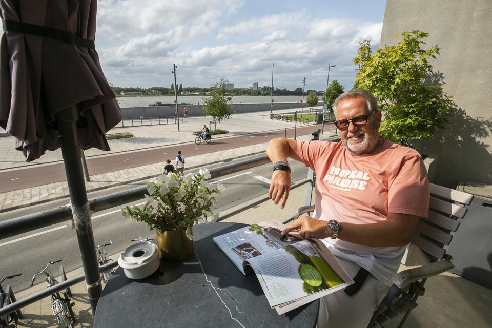 Bert Baekelmans geniet op zijn terras van de zon.