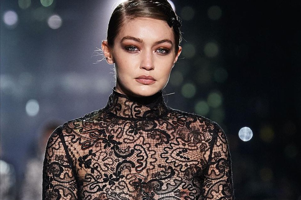 Gigi Hadid tijdens het defilé van Tom Ford vorig jaar
