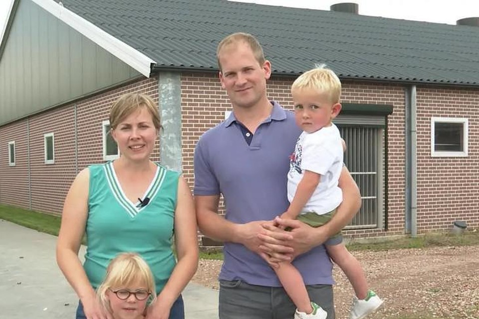 Lotte Renders en Nick Jacobs met twee van de drie kinderen zoals ze te zien zijn op de bedrijfsvideo over hun kalverbedrijf.