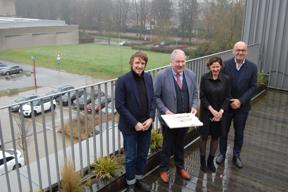 Architect Grooten, burgemeester Van de Vijver, ontwikkelaar Deprez en schepen Vlegels stellen de maquette voor met de projectgrond op de achtergrond.