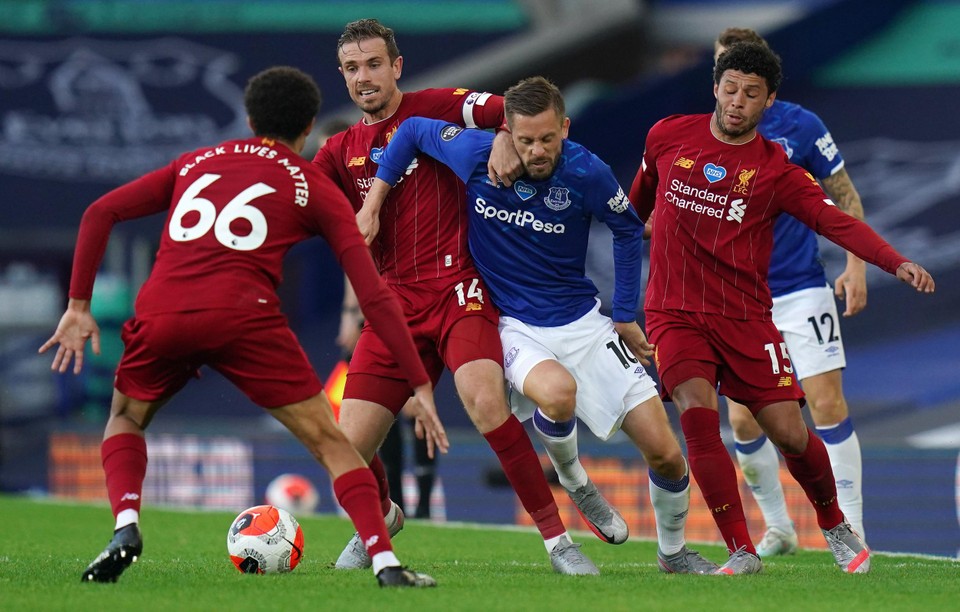 Everton-speler en grote vedette bij IJsland Gylfi Sigurdsson (blauw) is er weer niet bij tegen de Rode Duivels. 