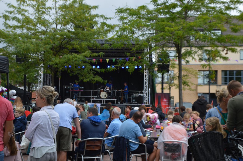 Wachten op de Ketnetband. Het weer was niet ideaal, maar het terras zat vol.