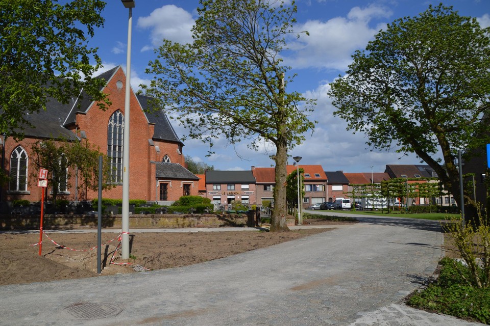 De nieuwe kasseiweg die voorbije de kerk langsheen het oud gemeentehuis loopt.