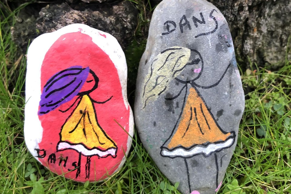 Kleurrijke kunststeentjes, gevonden nabij dansschool Ekkart.