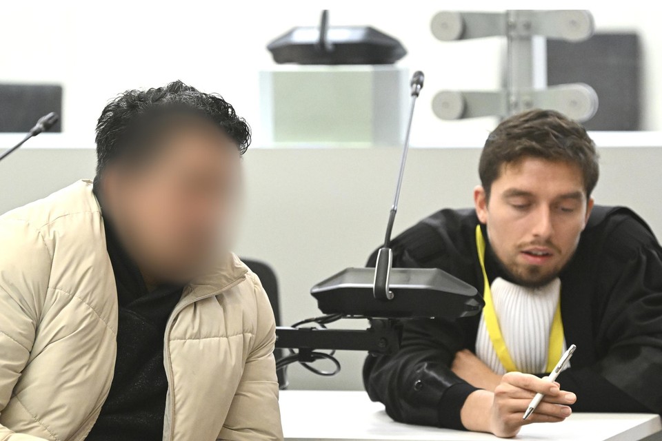 Smail Farisi moet niet in de glazen box, maar krijgt een plaats tussen de advocaten van het terreurproces.
