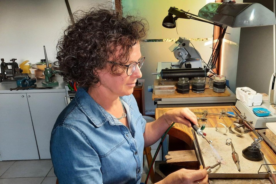 Ann Mampaey aan het werk in haar atelier.