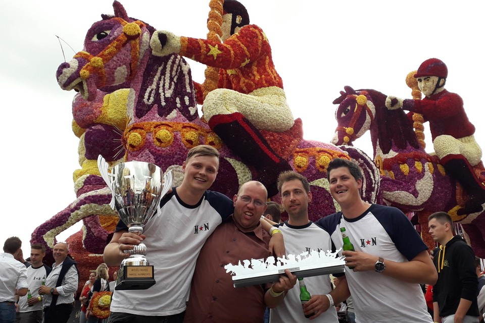 Het winning team Steven, Jef, Jens en Rens van buurtschap Marsweg-Neerven met hun corsowagen Kermis Koerse.