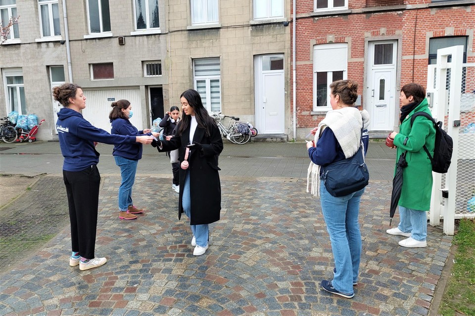 Aan de schoolpoort kregen de leerlingen een warm welkom met een complimentje.