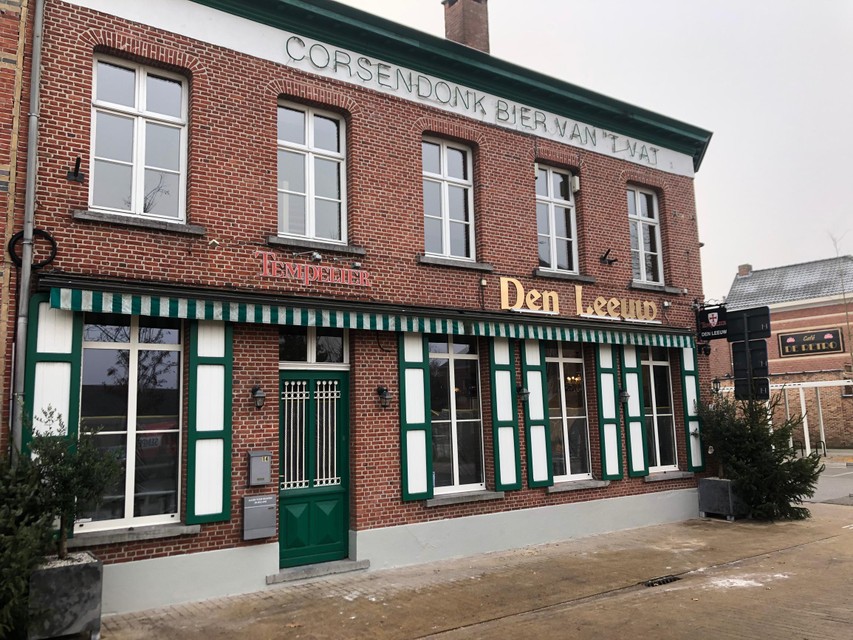 Den Leeuw is een van de oudste cafés van Kasterlee en een echt monument in het dorp. De letters aan de gevel kregen een gouden kleurtje. 