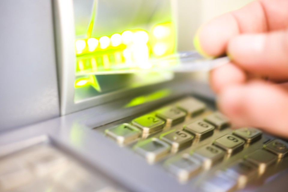 De vrouw gebruikte de bankkaart om er persoonlijke aankopen en betalingen mee te doen