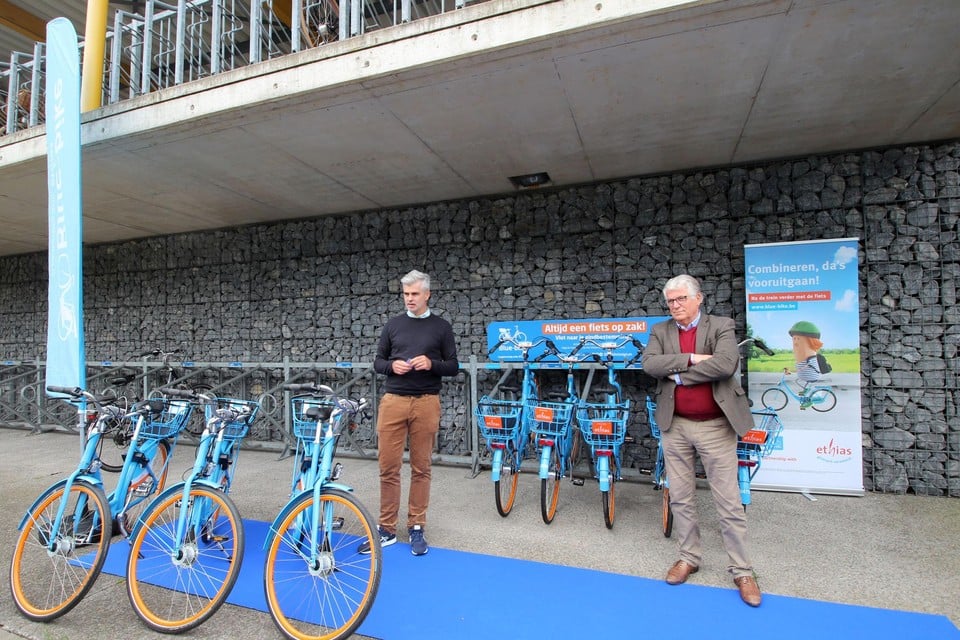 Bram Dousselaere en burgemeester Volckaerts stellen Blue-bike voor in Hove.