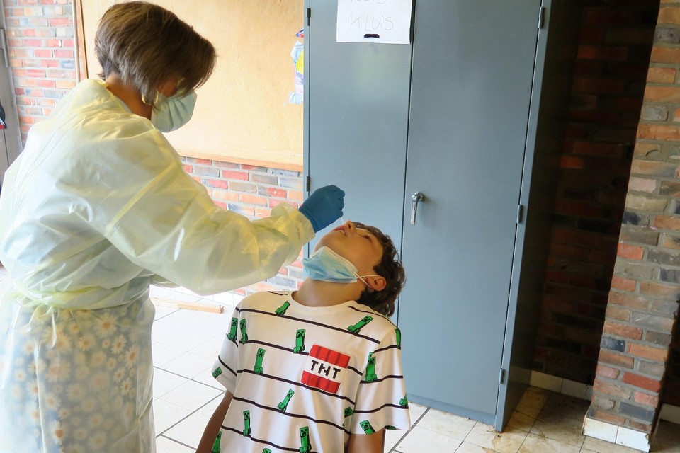 Alle kinderen tussen 6 en 12 jaar ondergaan zaterdag een PCR-test. De schrik zit er goed in in Wommelgem.