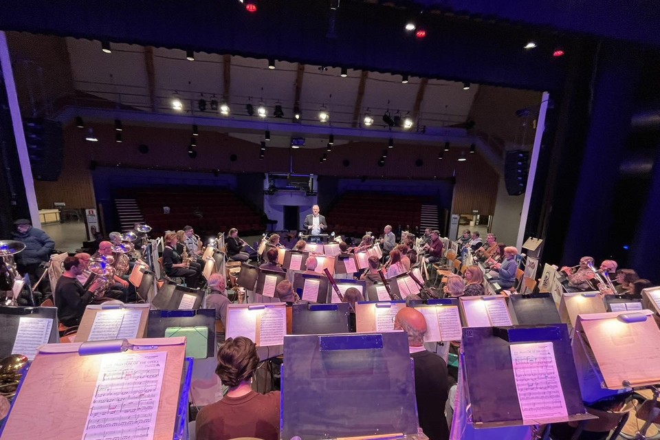 Een beeld van de repetitie met de twee harmonies.