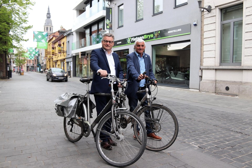 Burgemeester Koen Van den Heuvel (CD&amp;V) en Schepen van Klimaat Alex Goethals (CD&amp;V) willen onder meer het gebruik van de fiets promoten bij hun medewerkers. 