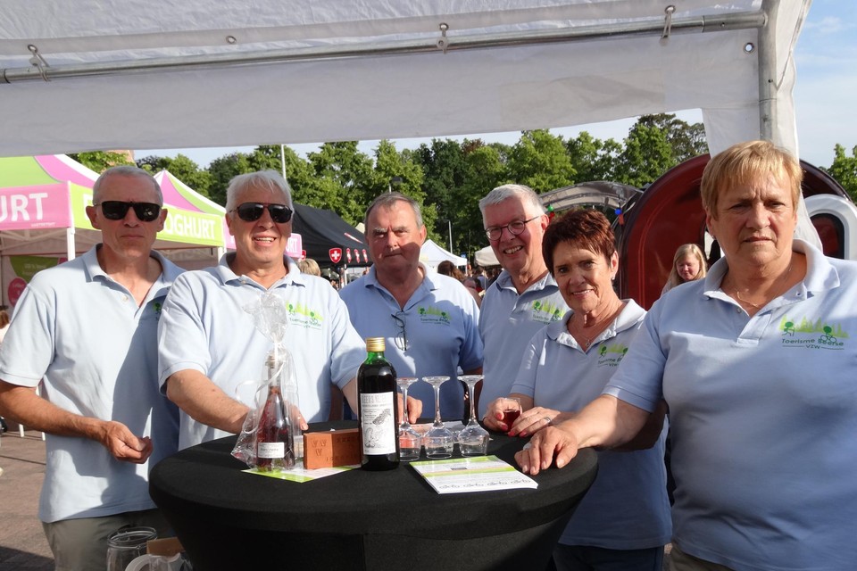 Leden van Toerisme Beerse op een van de vorige avondmarkten.