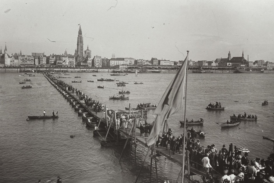 De pontonbrug die in 1895 deel uitmaakte van de festiviteiten ter gelegenheid van honderd jaar bevrijding van de Oostenrijkers.