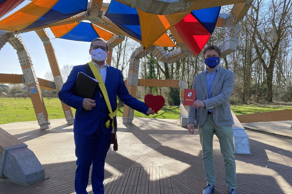 Burgemeester Eddy Bevers en Jeroen De Jonghe op de locatie in Bel-Air waar trouwen mogelijk wordt in openlucht vanaf juni, o.a. onder het kunstwerk REKAMKEIZUM.