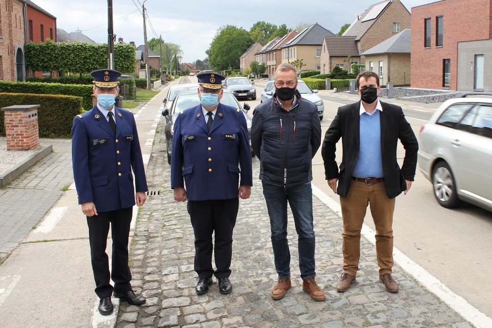 Zonechefs Werner Cazaerck en Jan Van Asch staan met burgemeester Walter Horemans en waarnemend burgemeester Rik Verwaest op de Liersesteenweg in Berlaar.